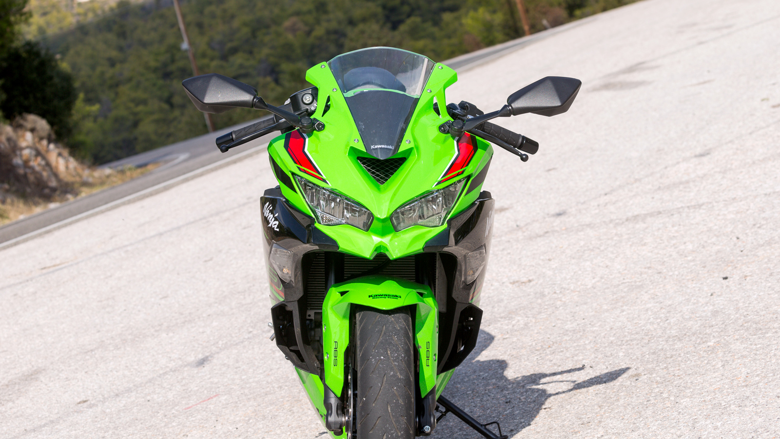 Στο εμπρός μέρος έχει διατηρηθεί η παραδοσιακή αισθητική με τους διπλούς LED προβολείς.