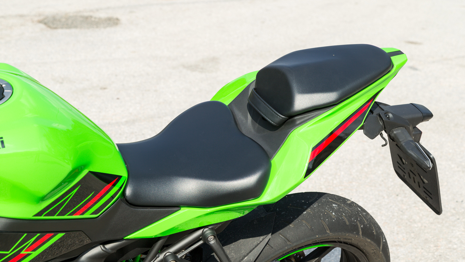 Στη σέλα ύψους 800 χιλιοστών δεν θα νιώσεις ποτέ άβολα, ενώ σου αφήνει περιθώρια να τοποθετήσεις το σώμα σου πιο επιθετικά όταν θελήσεις.