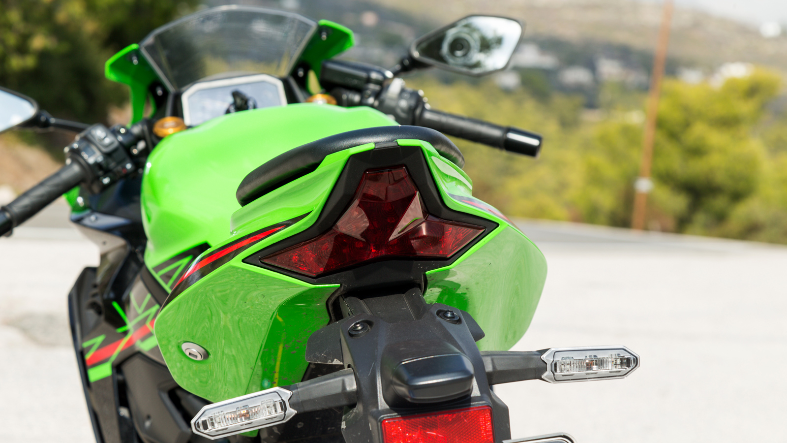 Το τριγωνικό πίσω φανάρι είναι και αυτό τύπου LED, αλλά σε αυτή την περίπτωση τα φλας βρίσκονται στη βάση της πινακίδας. 