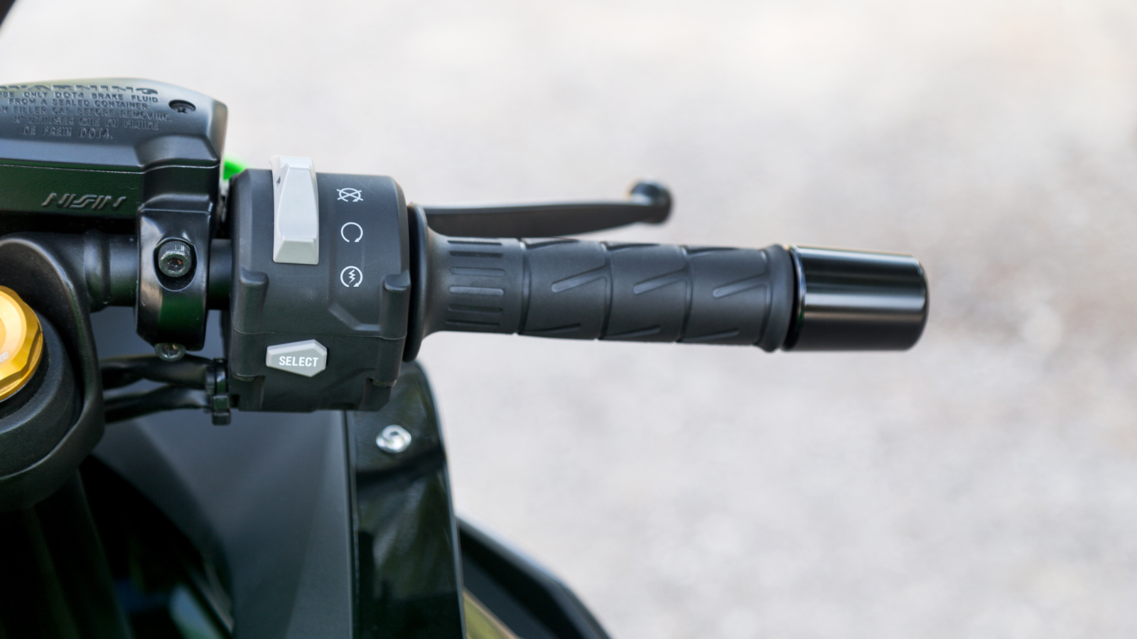 Για την διαχείριση του μενού λειτουργιών, υπεύθυνοι είναι οι εργονομικά τοποθετημένοι διακόπτες στις δύο μεριές του τιμονιού, ενώ κάποιες εξτρά λειτου