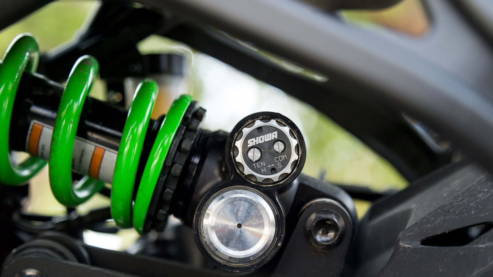 Το πίσω οριζόντια τοποθετημένο αμορτισέρ BFRC-Lite, επίσης της Showa, είναι πλήρως ρυθμιζόμενο σε προφόρτιση, συμπίεση και απόσβεση επαναφοράς και προ