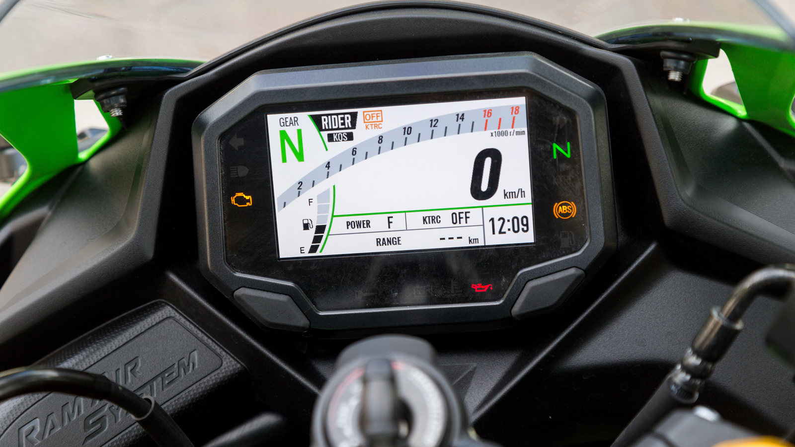 Το ZX-4RR εξοπλίζεται με μια έγχρωμη TFT οθόνη 4,3 ιντσών με αυτόματη προσαρμογή φωτεινότητας και πολλαπλές λειτουργίες συμπεριλαμβανόμενου και Lap ti