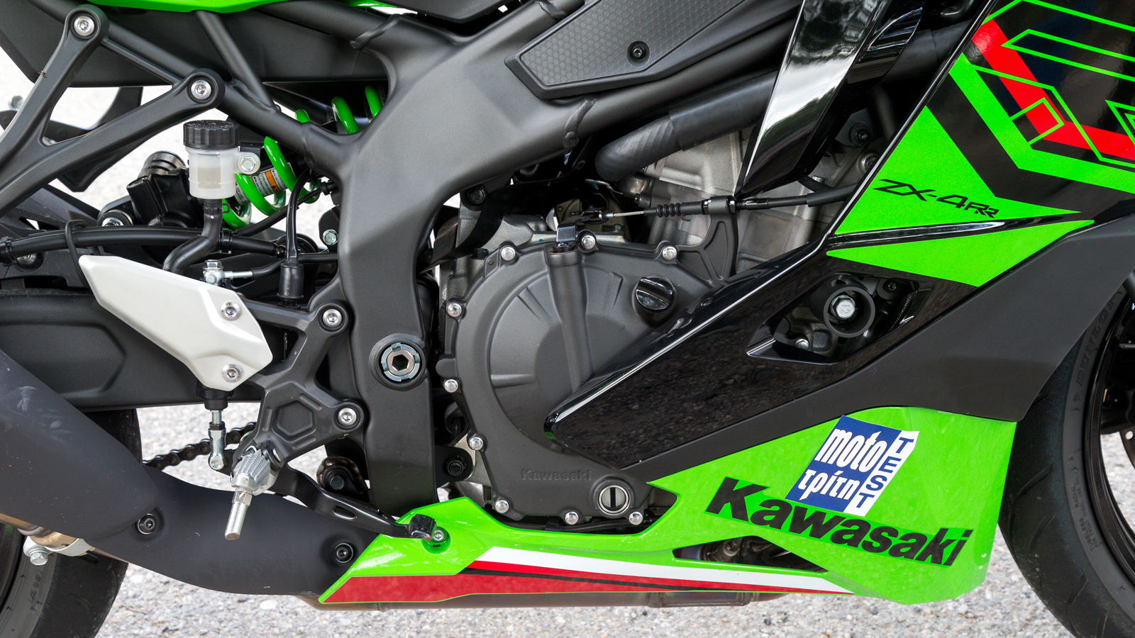 Βασικός πρωταγωνιστής του ZX-4RR είναι ο κινητήρας του. Τετρακύλινδρος εν σειρά με δύο εκκεντροφόρους επικεφαλής και χωρητικότητα 399κ.εκ. 