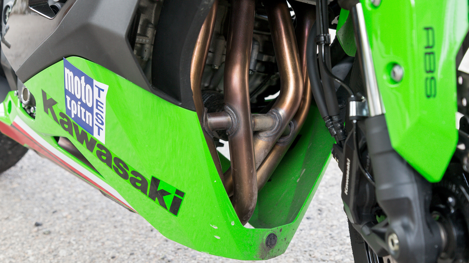 Τα εξαιρετικά ελαφριά έμβολα από χυτό αλουμίνιο με επίστρωση μολυβδαινίου στις ποδιές και οι μπιέλες με επεξεργασία ενανθράκωσης εξασφαλίζουν μέγιστη 