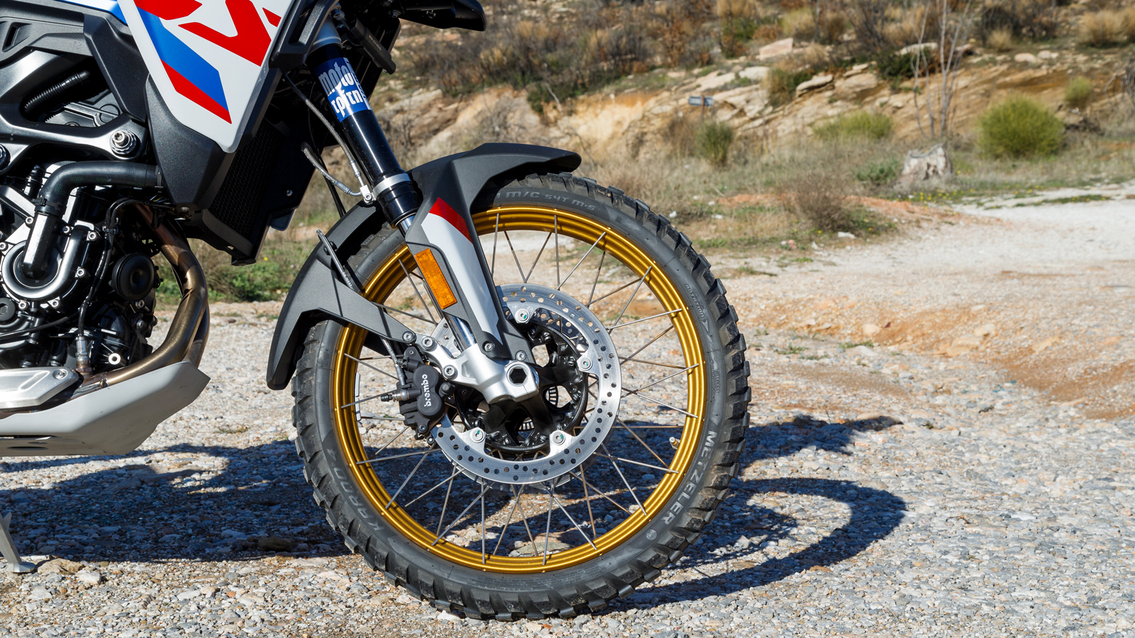 Σαφές προβάδισμα στις εκτός δρόμου δυνατότητες με τροχούς 21 ιντσών μπροστά και 17 πίσω.