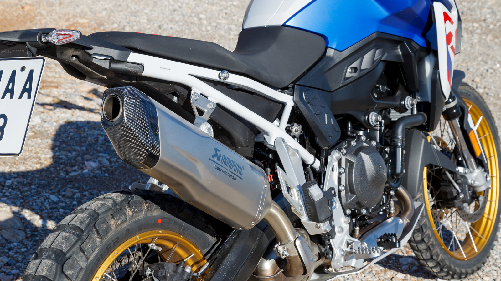 Το τελικό τιτανίου της Akrapovic είναι στο βασικό εξοπλισμό.