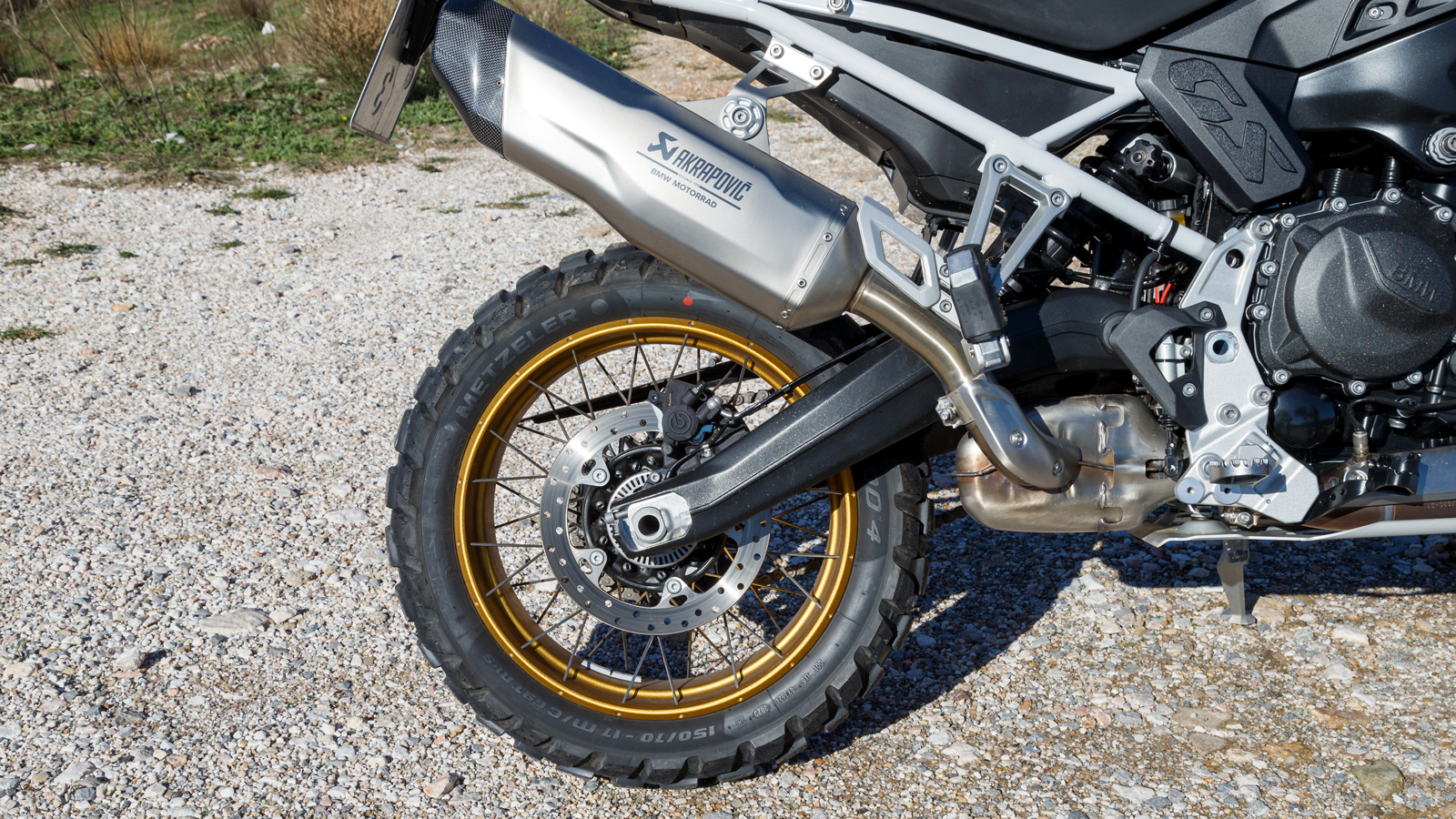 Επίσης χωμάτινες οι διαδρομές των αναρτήσεων: 230 χιλ. εμπρός και 215 πίσω. Η εξάτμιση Akrapovič συμπεριλαμβάνεται στο βασικό εξοπλισμό.