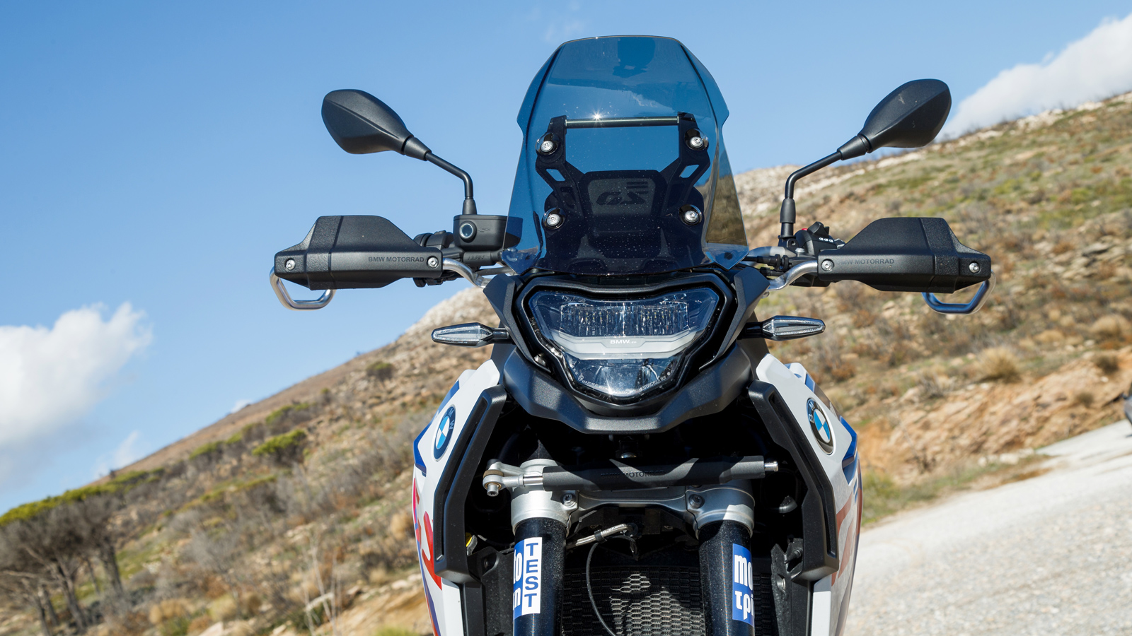 Λεπτή σιλουέτα και μεγάλο τιμόνι.