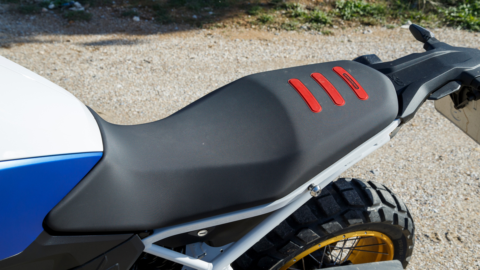 Οδηγοκεντρική σέλα με μικρό κομμάτι και χωρίς χειρολαβές για το συνεπιβάτη.