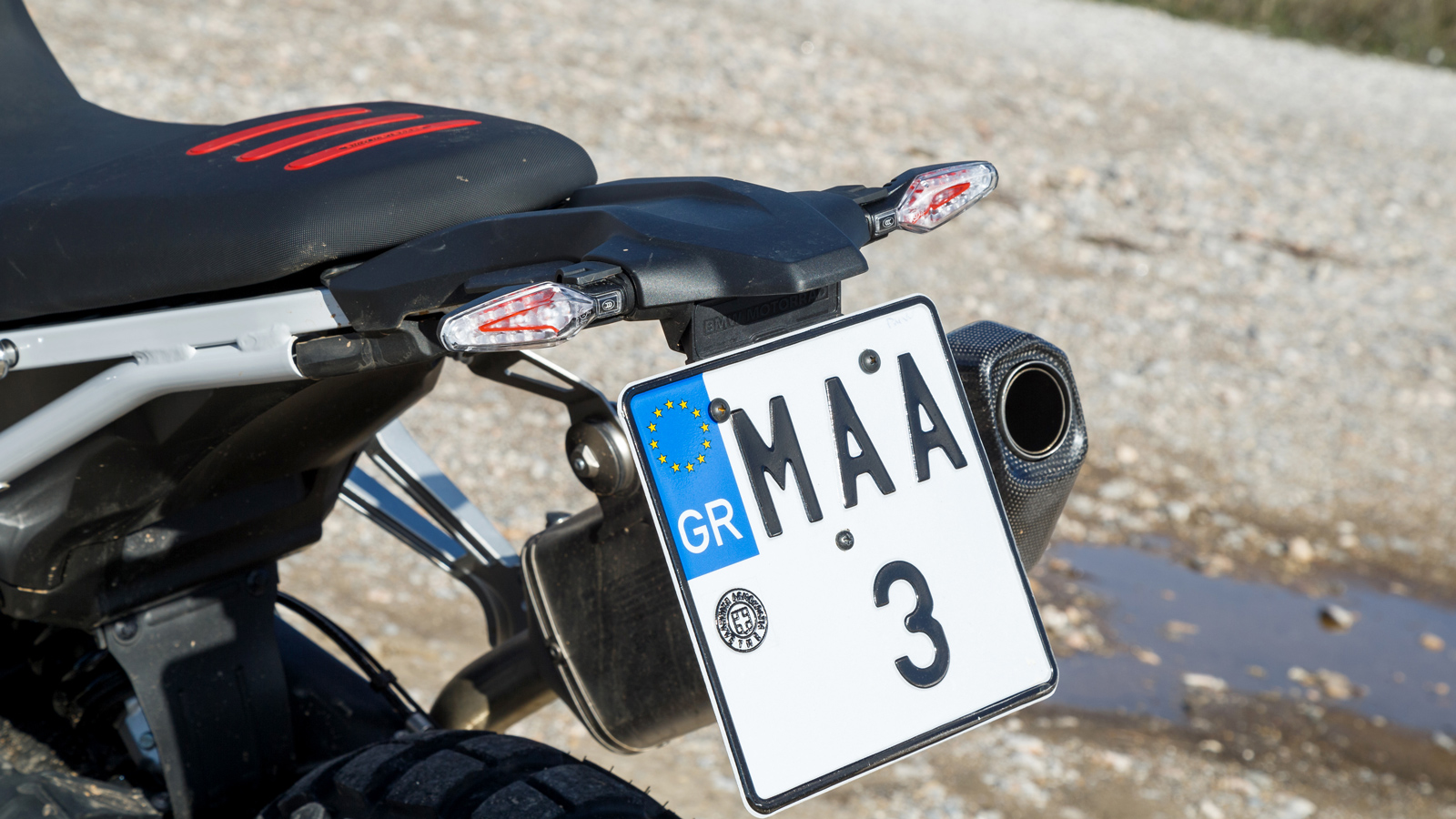 Η απουσία πλαστικών στην ουρά, που αφήνει εκτεθειμένο το λευκό βαμμένο υποπλαίσιο, αποκρυσταλλώνει τον ωμό χαρακτήρα της BMW F900 GS.