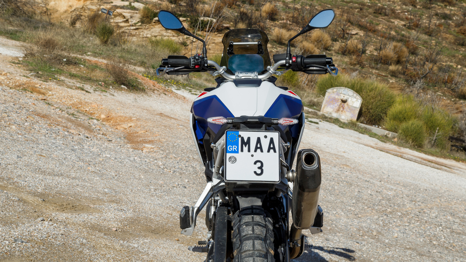 Η λεπτή σιλουέτα είναι εμφανής και από πίσω, από όπου φαίνεται και το «πιλοτήριο».