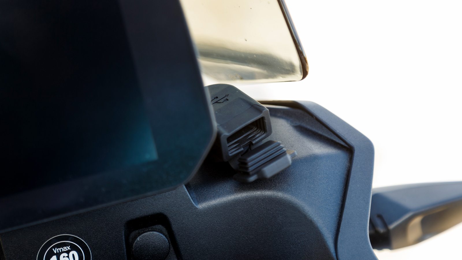 Προστατευμένη από νερό και χώμα θύρα USB στα δεξιά του πίνακα οργάνων.