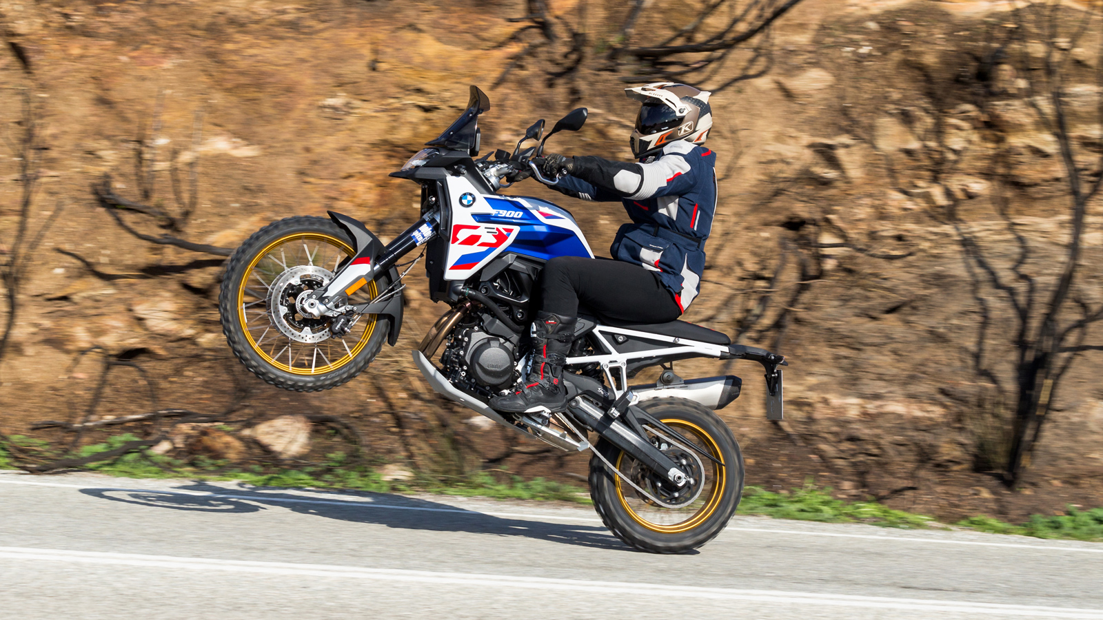 Aπλετη επιτάχυνση με το ρολάρισμα του δεξιού καρπού, που σε προκαλεί και για «παιχνίδια» στην άσφαλτο.