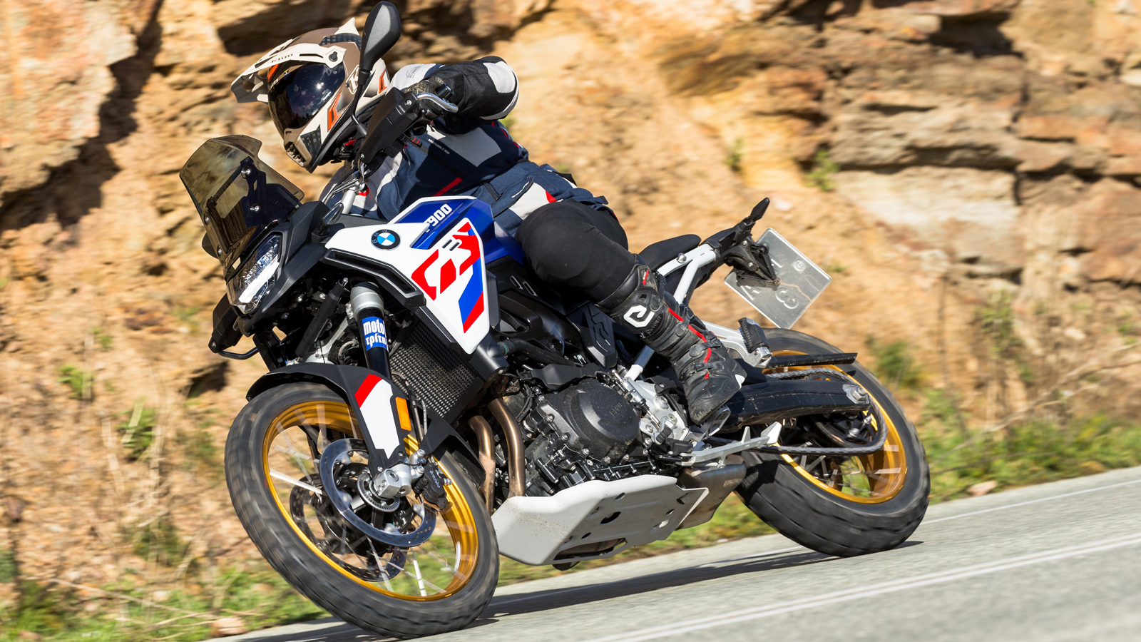 Η πληροφόρηση που σου δίνει το μπροστινό της Showa και το σχετικά χαμηλό βάρος, σου επιτρέπουν να πλαγιάζεις αβίαστα σε επαρχιακά στροφιλίκια και να α