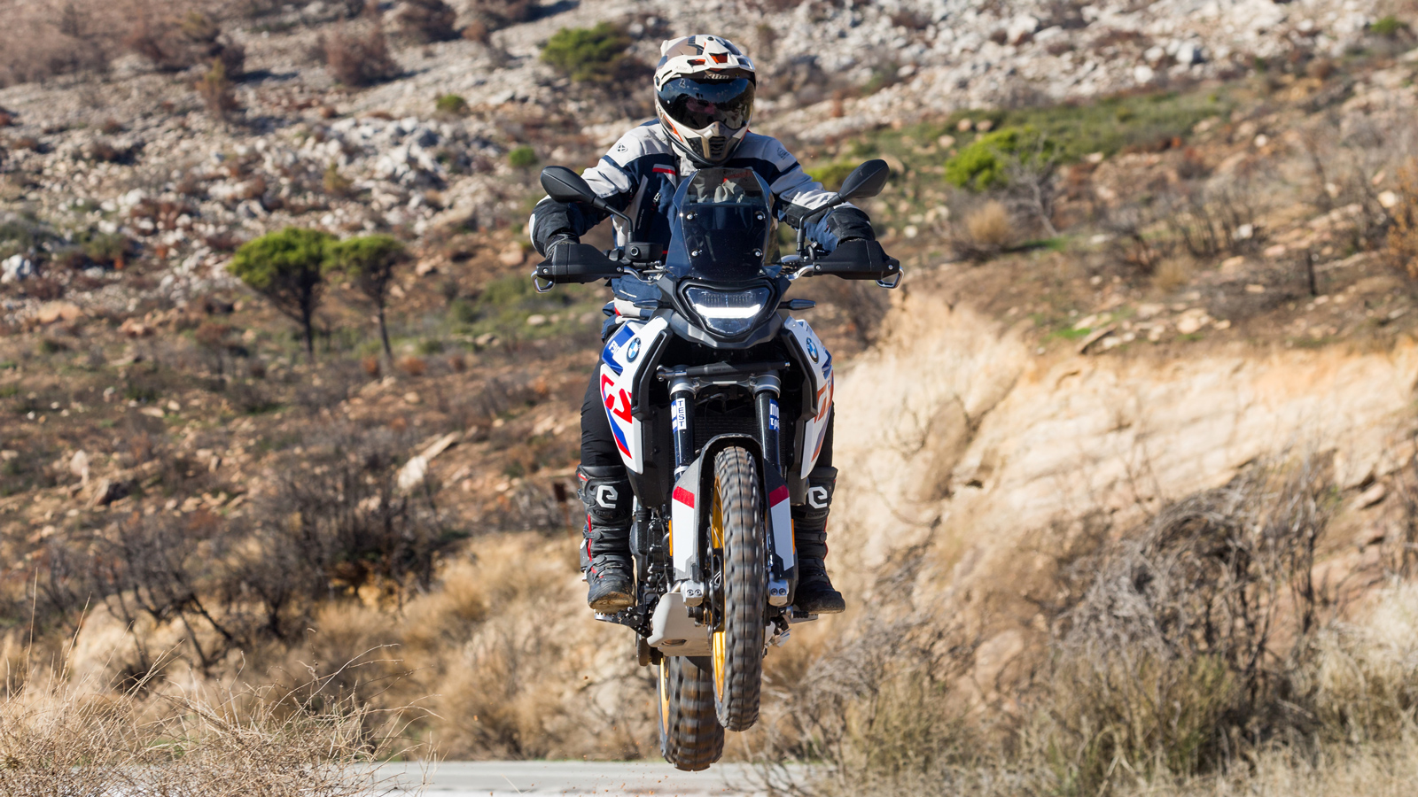 Για τους πιο σκληροπυρηνικούς «χωματάδες», υπάρχει και το πακέτο Enduro Pro που περιλαμβάνει διαφορετικές αναρτήσεις, αλυσίδα M Endurance και πιο ψηλά