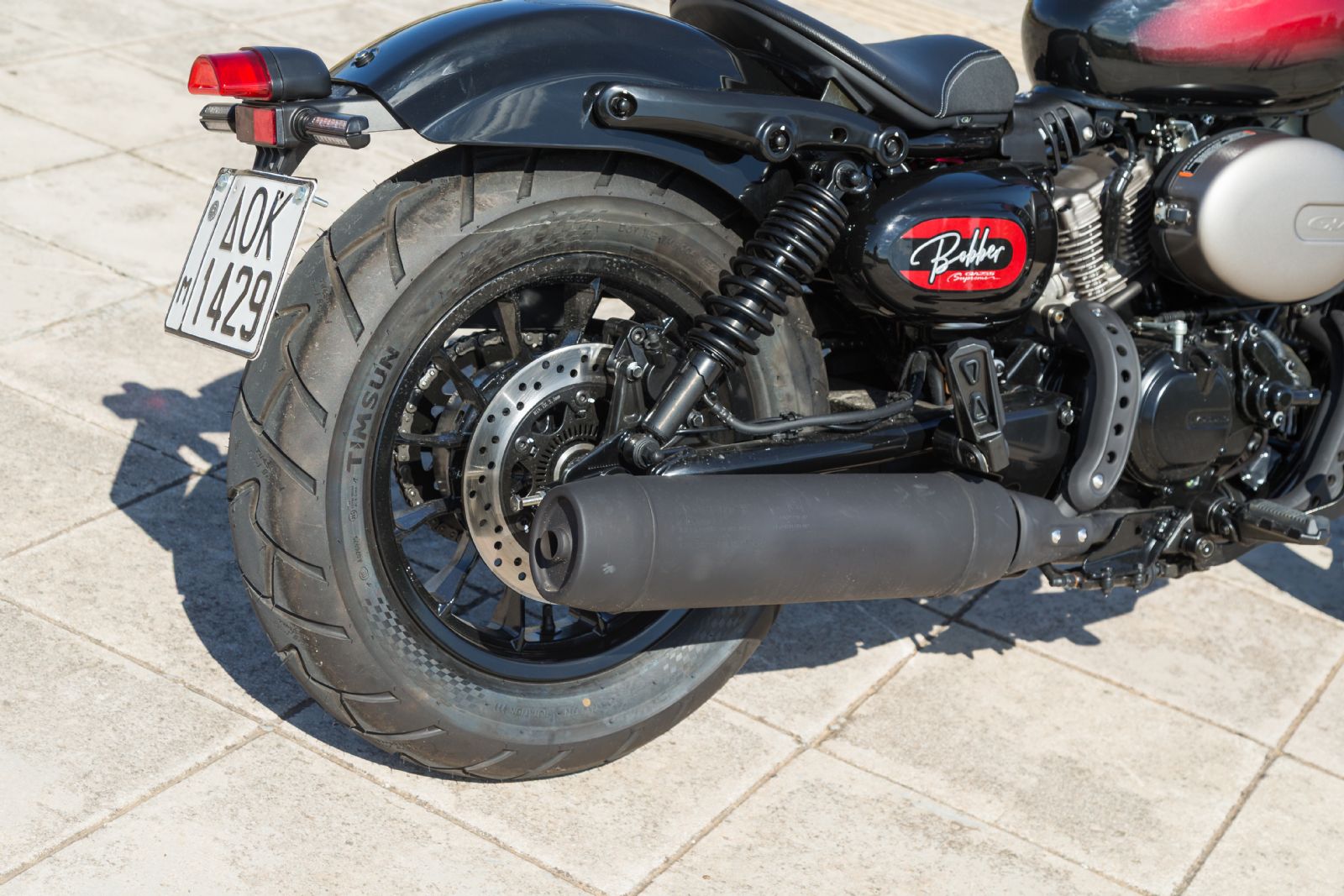 Πίσω, ο βραχίονας συνδυάζεται με διπλά ρυθμιζόμενα αμορτισέρ και ελικοειδή ελατήρια διαδρομής 67 mm, εξασφαλίζοντας ισορροπία ανάμεσα στην άνεση και τ