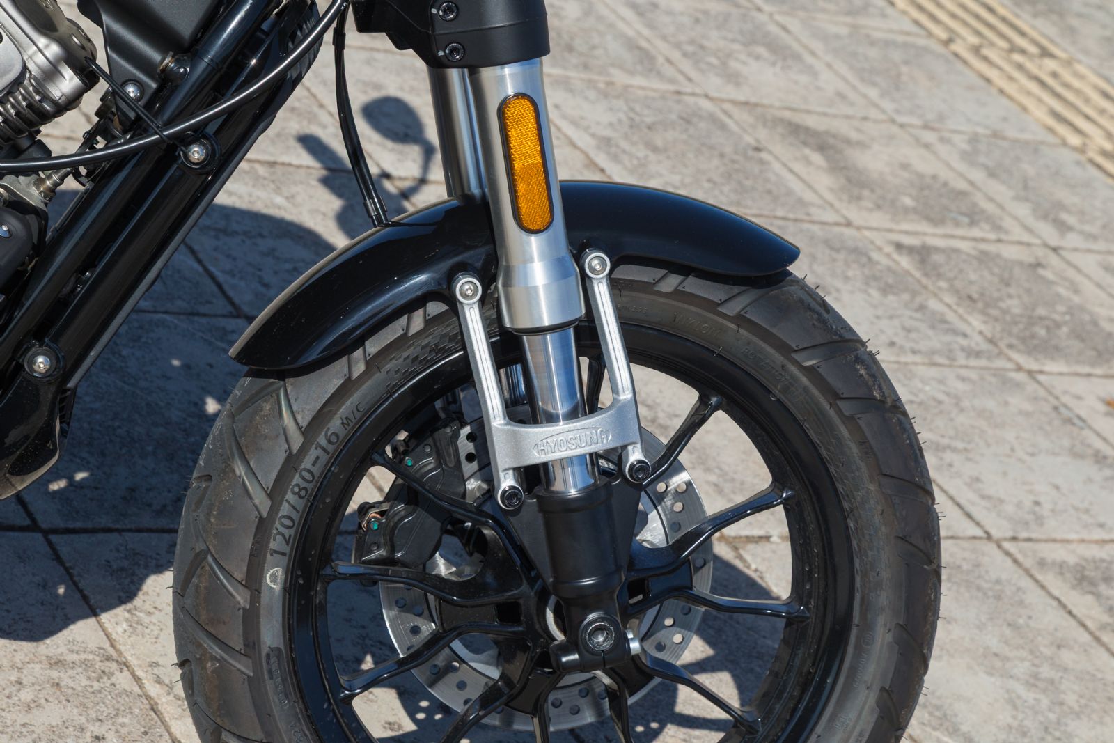 Η ανάρτηση εμπρός αποτελείται από τηλεσκοπικό πιρούνι διαδρομής 136 mm στη βασική S series, ενώ στην EVO σειρά συναντάμε ανεστραμμένο πιρούνι (USD) γι