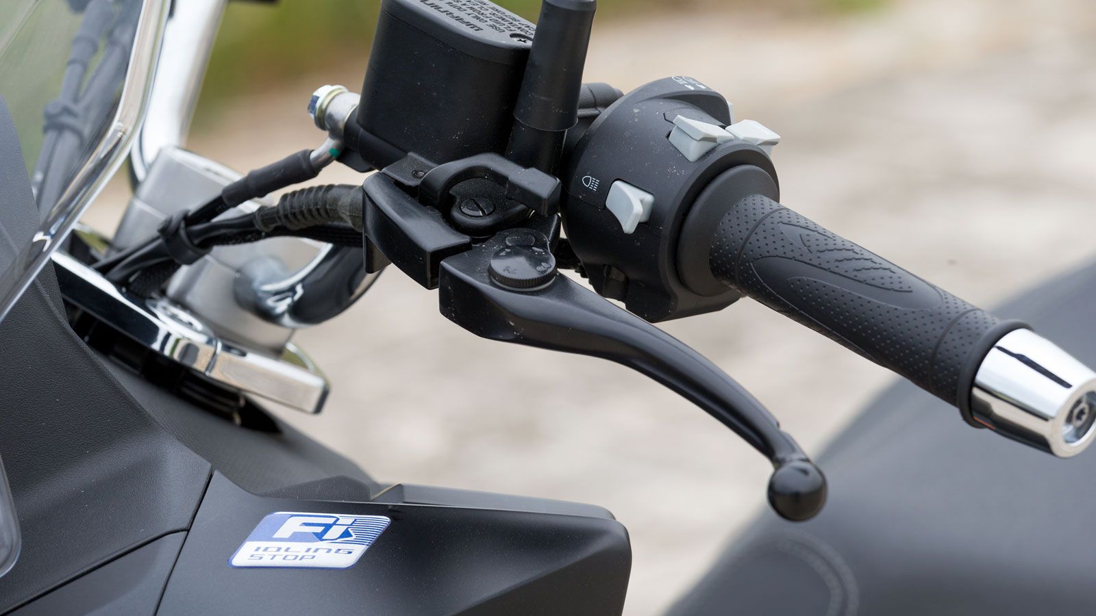 Διακρίνεται το πολύ χρήσιμο χειρόφρενο.