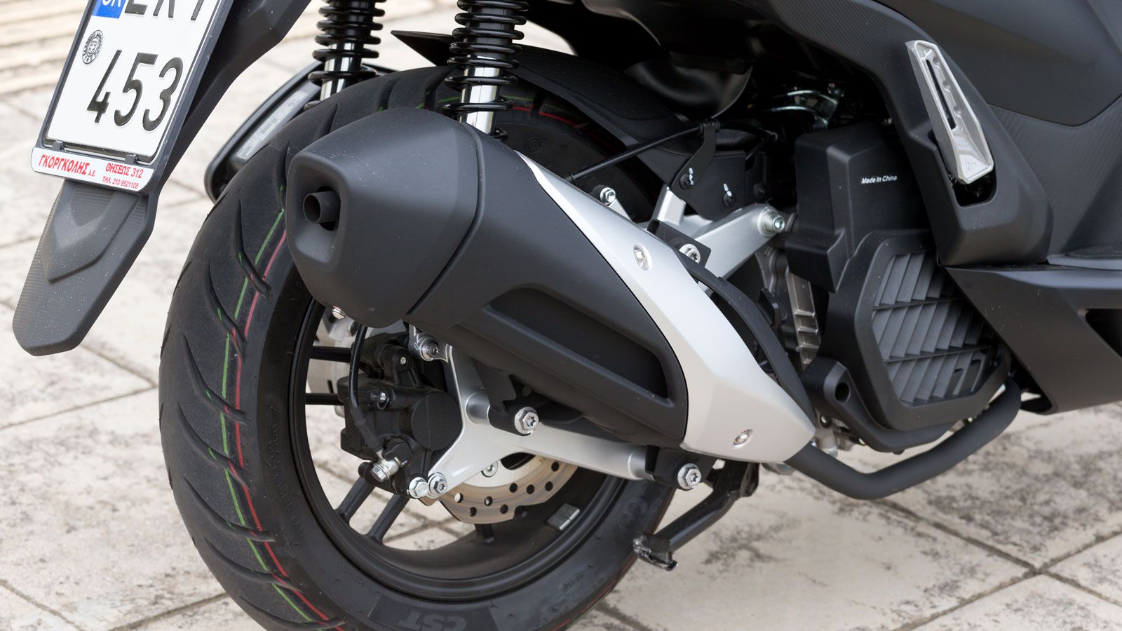 Εξοπλίζεται με απενεργοποιούμενο traction control.