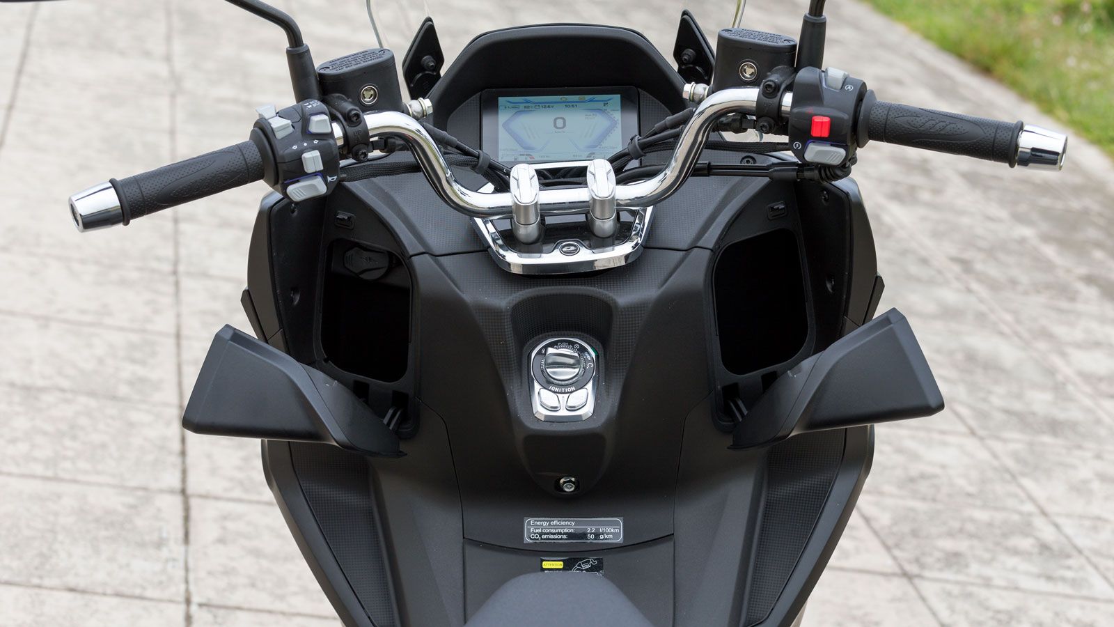 QJMOTOR MTX 125 ABS / TCS: Με Top Box 33 λίτρων και κάμερα καταγραφής