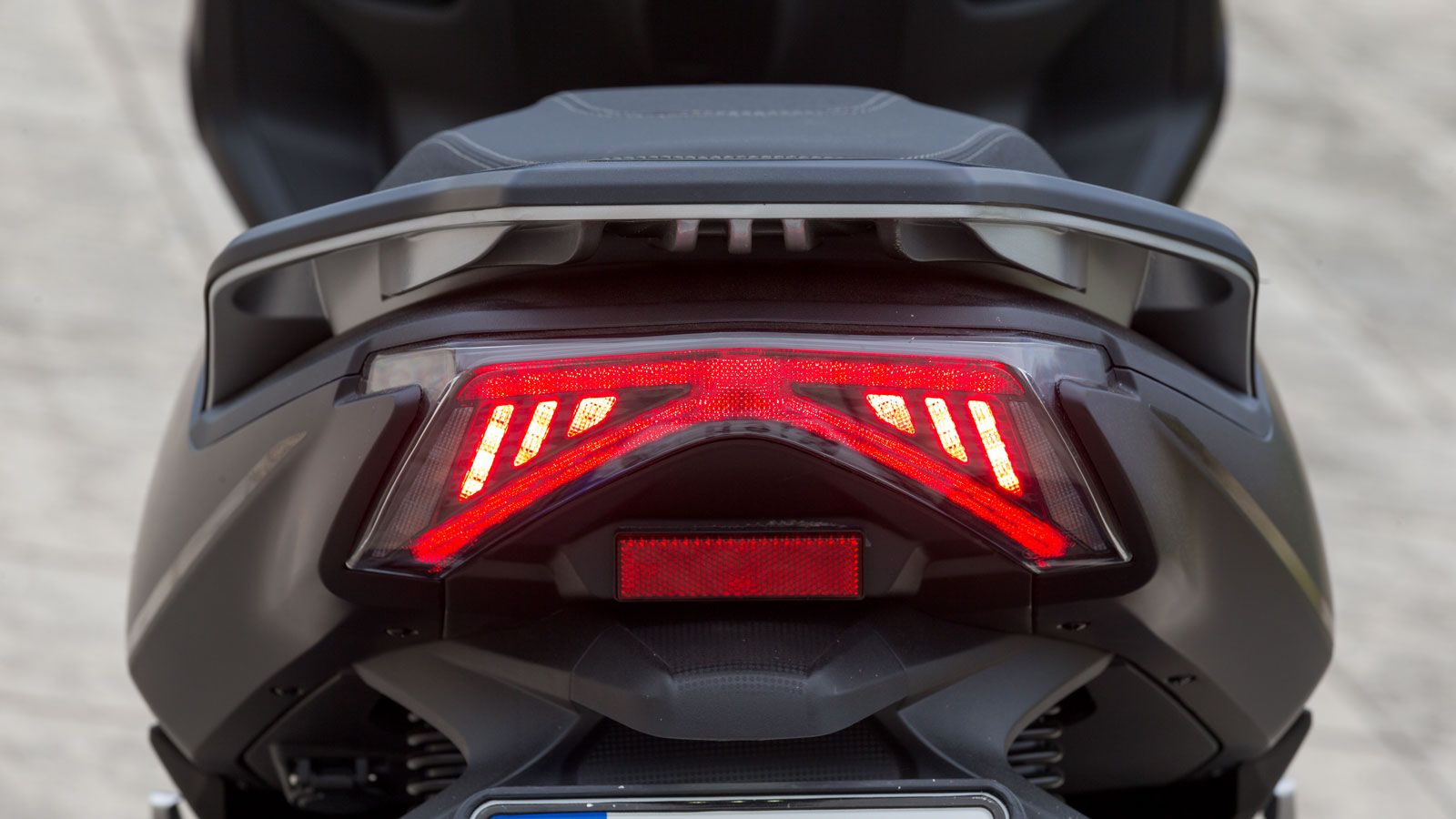 Η ουρά ανασηκώνεται μέχρι τη σέλα του συνεπιβάτη και τις χειρολαβές.