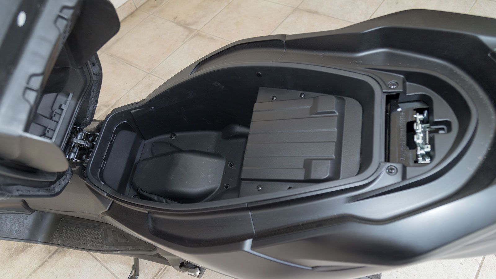 QJMOTOR MTX 125 ABS / TCS: Με Top Box 33 λίτρων και κάμερα καταγραφής