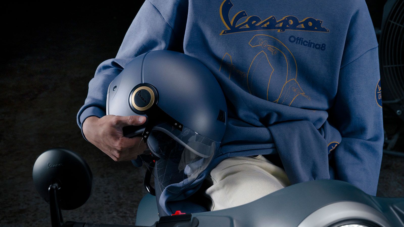 Η νέα σειρά Officina 8 ξεχωρίζει αμέσως με το αποκλειστικό χρώμα Officina 8 Blue, ένα βιομηχανικό μπλε με ματ μεταλλικό φινίρισμα που παραπέμπει σε τό