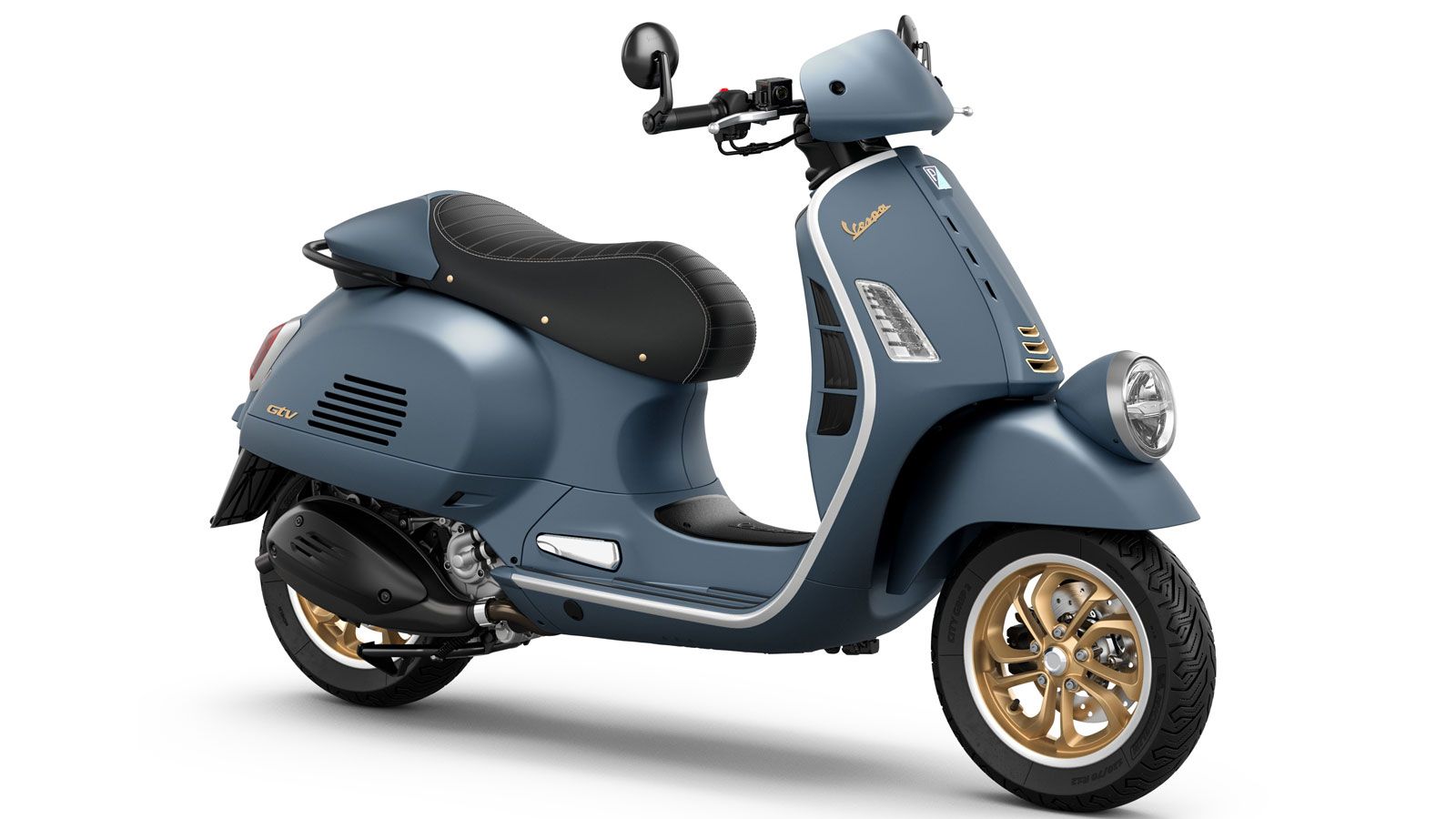 Οι σέλες φέρουν διπλή ταπετσαρία, με έντονη ραφή και θερμομονωτικές υφές, και στις GTV εκδόσεις συναντάμε και το εμβληματικό κάλυμμα στο χρώμα του αμα