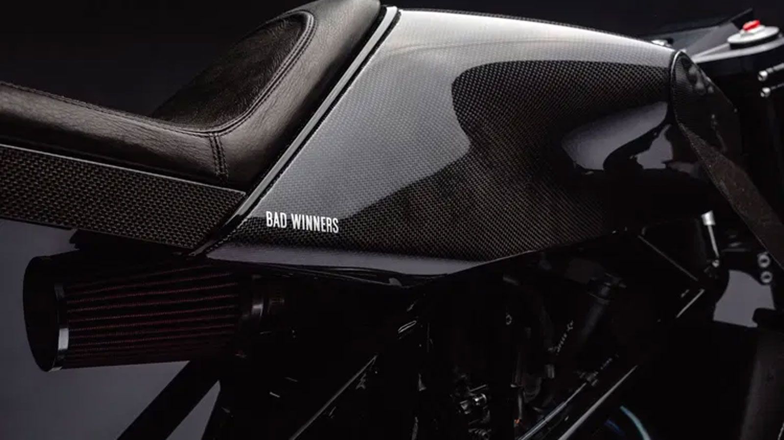 Ο Charles Leclerc, αστέρας της Ferrari στη Formula 1, βγάζει σε δημοπρασία τη δική του custom Husqvarna Vitpilen 701, προσφέροντας στους φανατικούς τω