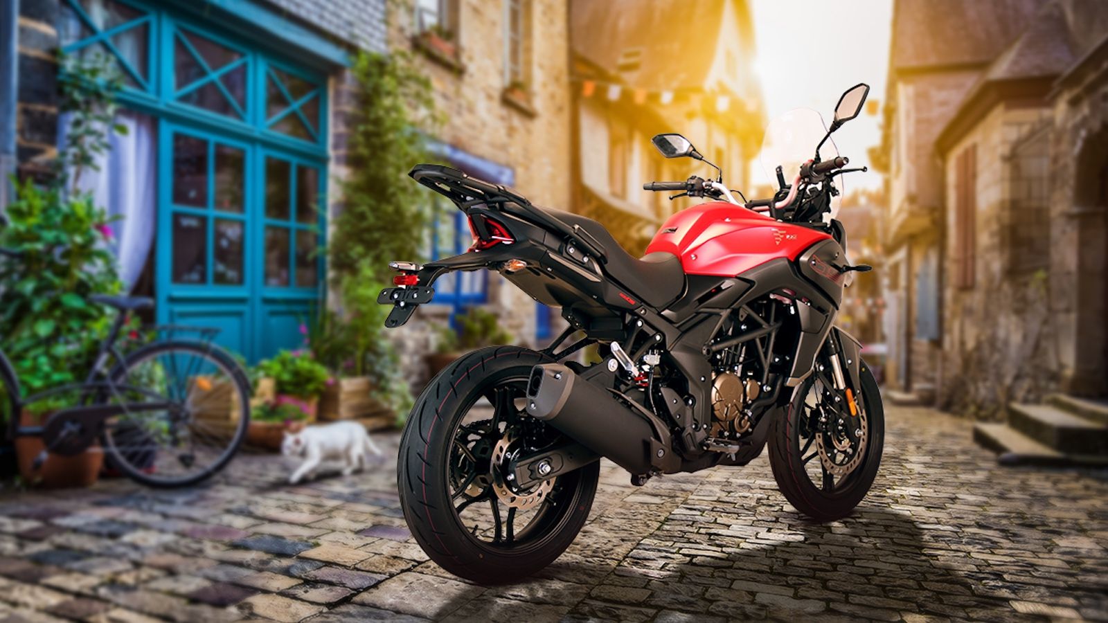 VOGE 300DS: Με διαστάσεις που χωράει παντού και δώρο top case αξίας 300 ευρώ