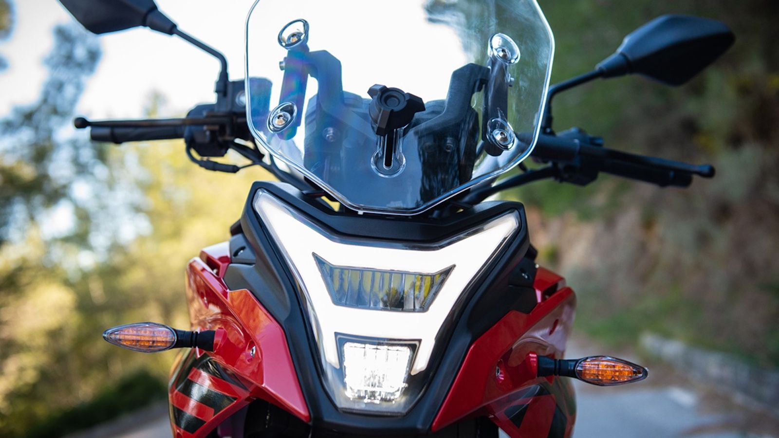 VOGE 300DS: Με διαστάσεις που χωράει παντού και δώρο top case αξίας 300 ευρώ