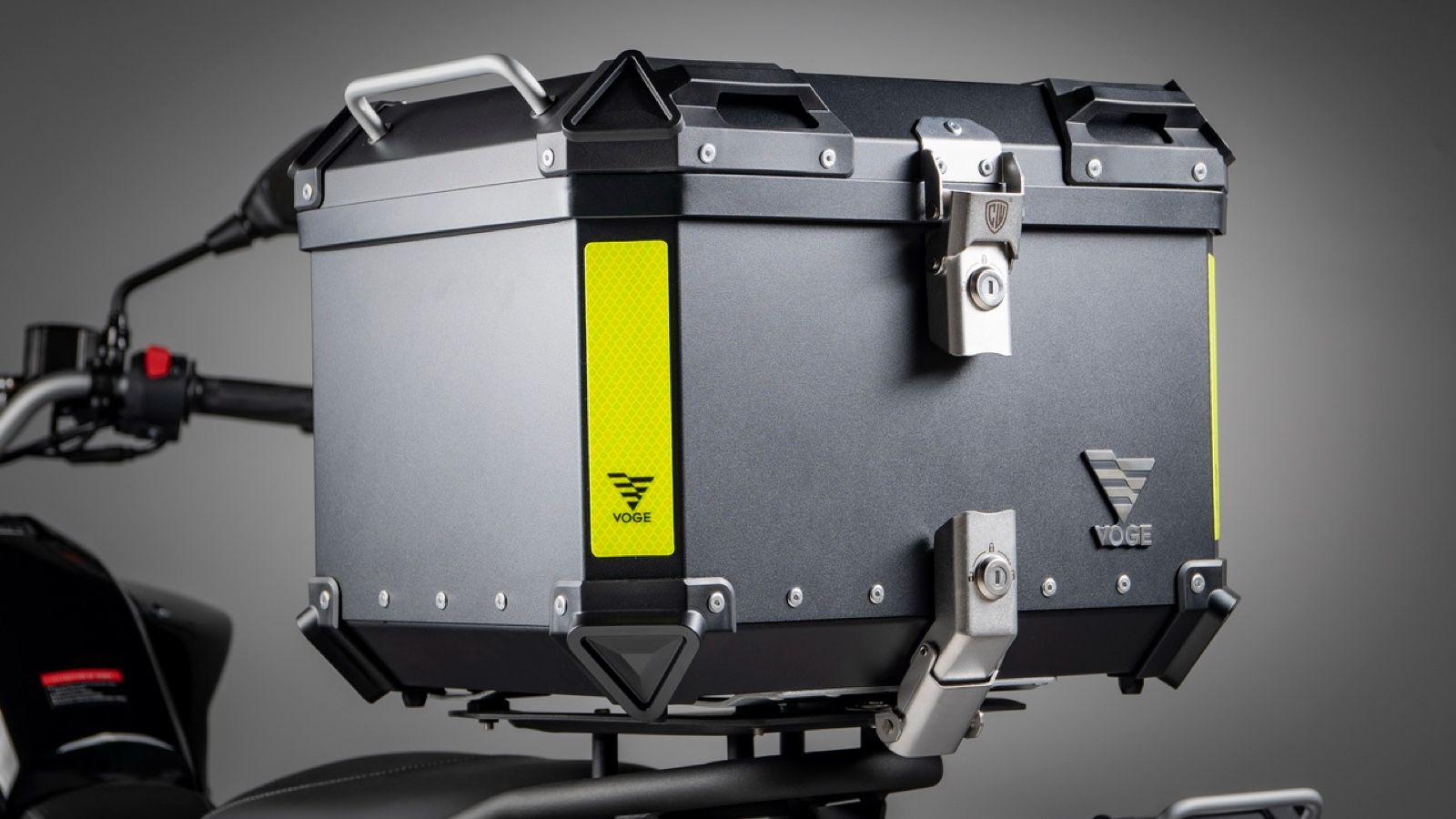 VOGE 300DS: Με διαστάσεις που χωράει παντού και δώρο top case αξίας 300 ευρώ