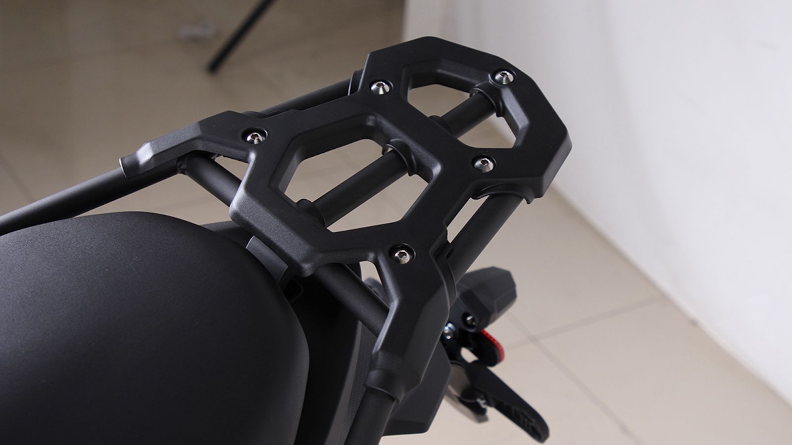 VOGE 300DS: Με διαστάσεις που χωράει παντού και δώρο top case αξίας 300 ευρώ