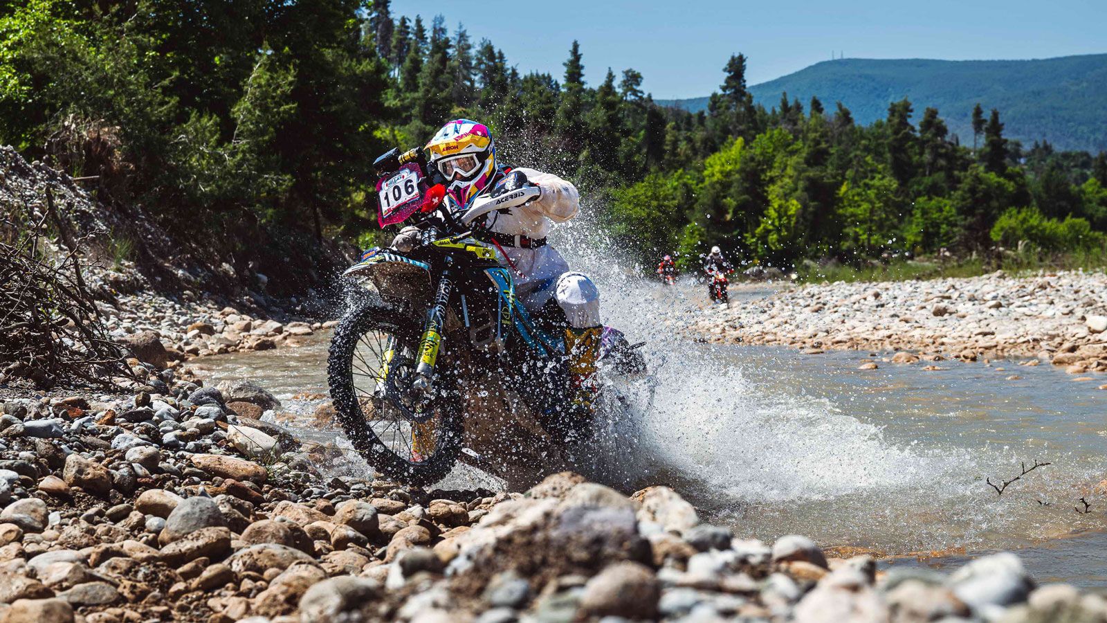 Με τη φετινή διοργάνωση να σηματοδοτεί τα 15 χρόνια του μεγαλύτερου ευρωπαϊκού ράλι, η εκκίνηση δόθηκε από το Πευκί Ευβοίας