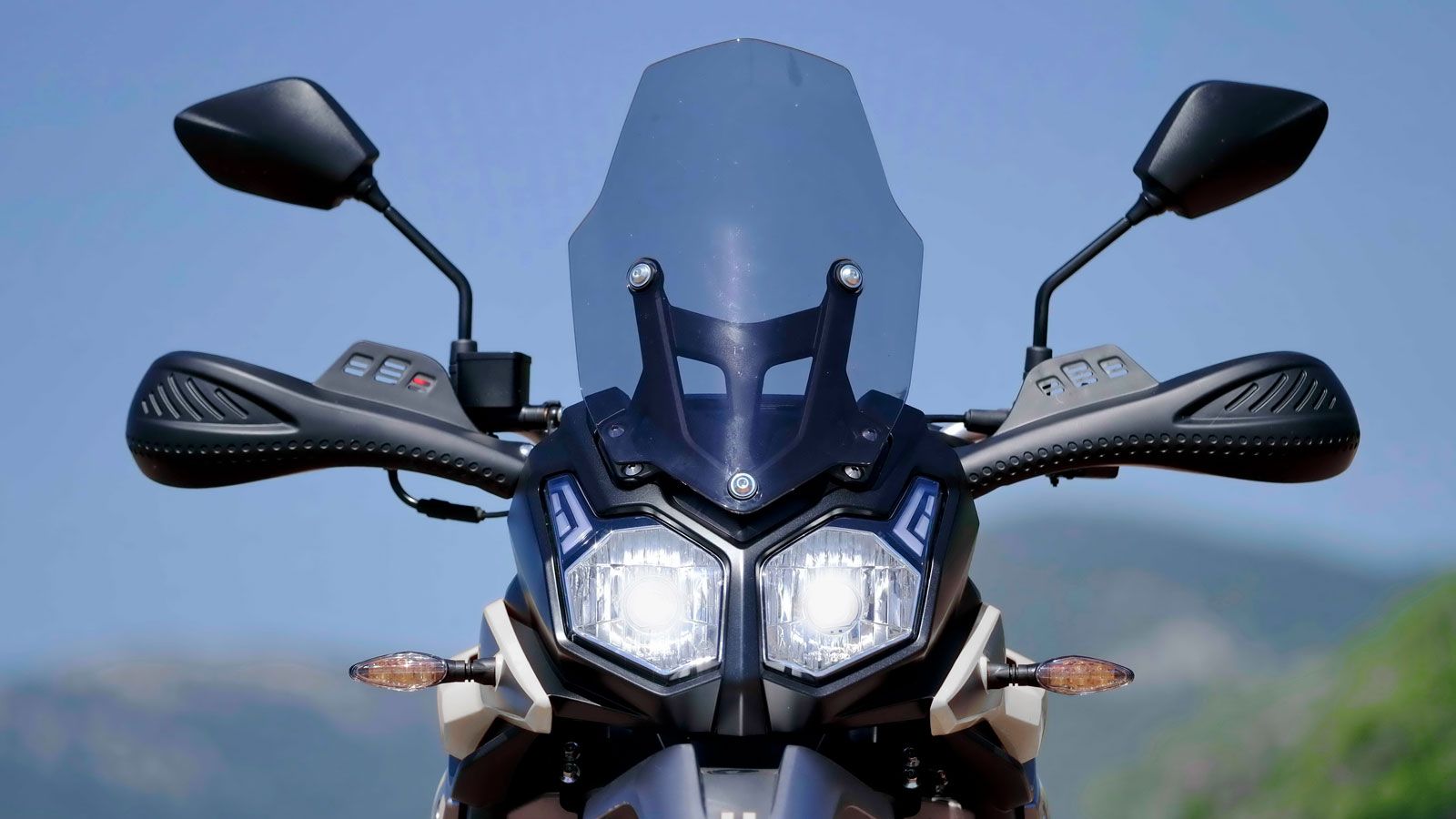 Το νέο Voge 300 Rally 2025 διατίθεται ήδη στην ελληνική αγορά με τιμή 4.395¤, διατηρώντας την εξαιρετική του σχέση τιμής-απόδοσης.