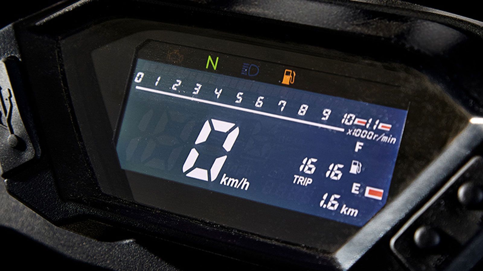 Η οθόνη LCD αποκτά δείκτη καυσίμου, μια μικρή αλλά σημαντική αναβάθμιση που ενισχύει τη χρηστικότητα στην καθημερινή χρήση.