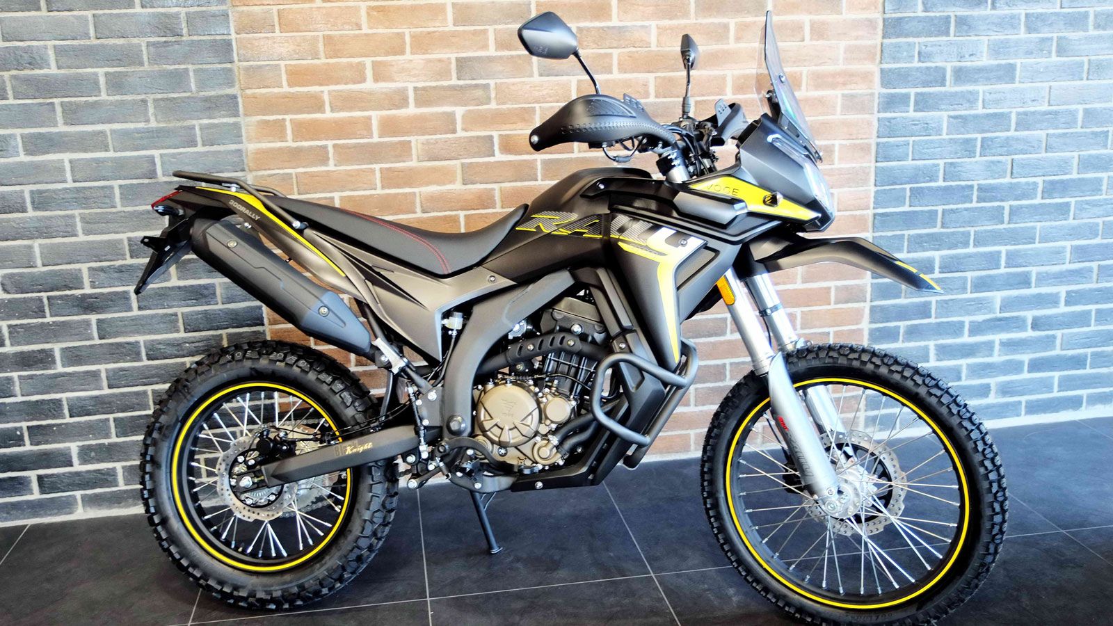 Το 300 Rally παραμένει ένα γνήσιο On/Off εργαλείο, με χαρακτηριστικά που ανταποκρίνονται τόσο στις ανάγκες της καθημερινότητας όσο και στα καλέσματα τ