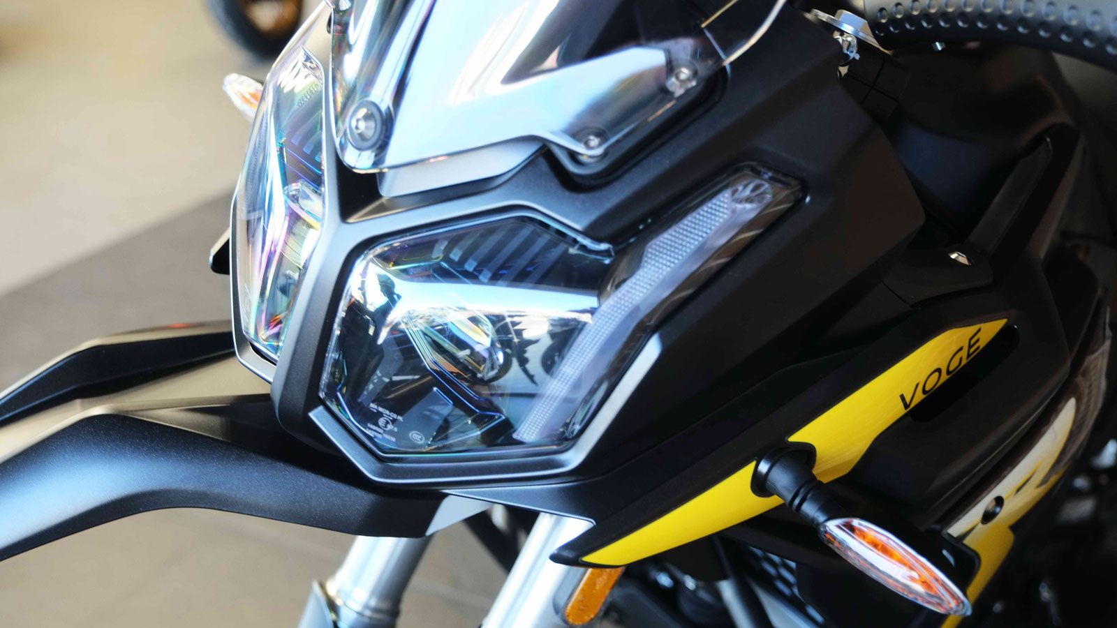 Στην έκδοση του 2025, η τεχνολογία LED περνά πλέον στον διπλό προβολέα, βελτιώνοντας αισθητά τη νυχτερινή ορατότητα και τη συνολική αισθητική.