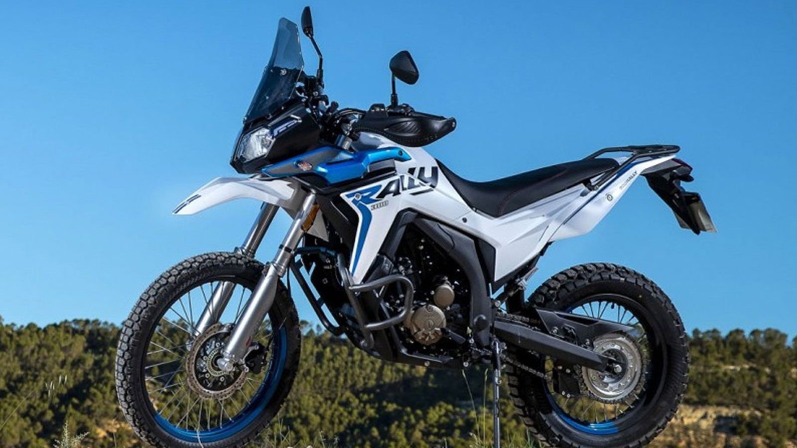 Για το 2025, το μοντέλο περνά στις προδιαγραφές Euro5+, διατηρώντας τη γνώριμη φιλοσοφία του: τετράχρονος υγρόψυκτος μονοκύλινδρος κινητήρας, τροχοί 2