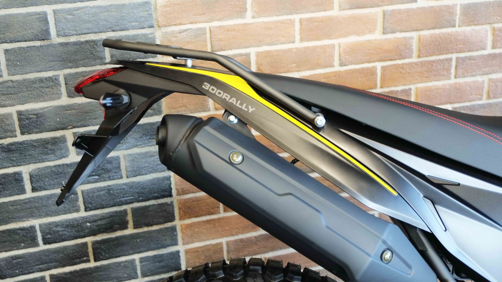  Η εξάτμιση, η διαχείριση καυσαερίων και η λειτουργία του κινητήρα έχουν επαναρρυθμιστεί, ώστε να πληρούνται οι αυστηρές περιβαλλοντικές προδιαγραφές 