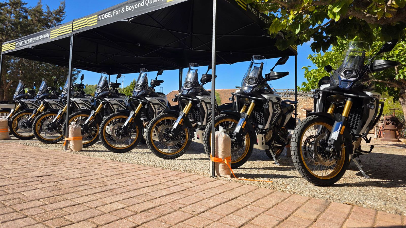 Πρόκειται για μια μονάδα σχεδιασμένη για μικτές διαδρομές, ικανή να ανταποκριθεί τόσο στην άσφαλτο όσο και στην εκτός δρόμου περιπέτεια.
