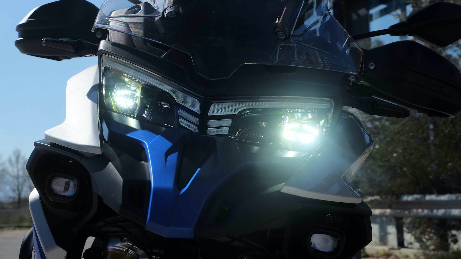 Οι προβολείς είναι Full LED και υπόσχονται χαμηλή κατανάλωση και υψηλή διασπορά δέσμης φωτός.