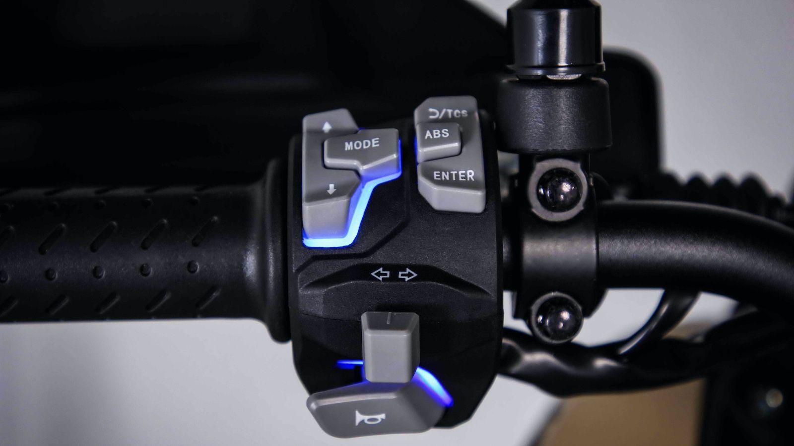 Το ABS και το TCS έχουν δυνατότητα απενεργοποίησης και τα δύο προγράμματα οδήγησης προσφέρουν την απαιτούμενη παραμετροποίηση που χρειάζεται το ταξίδι