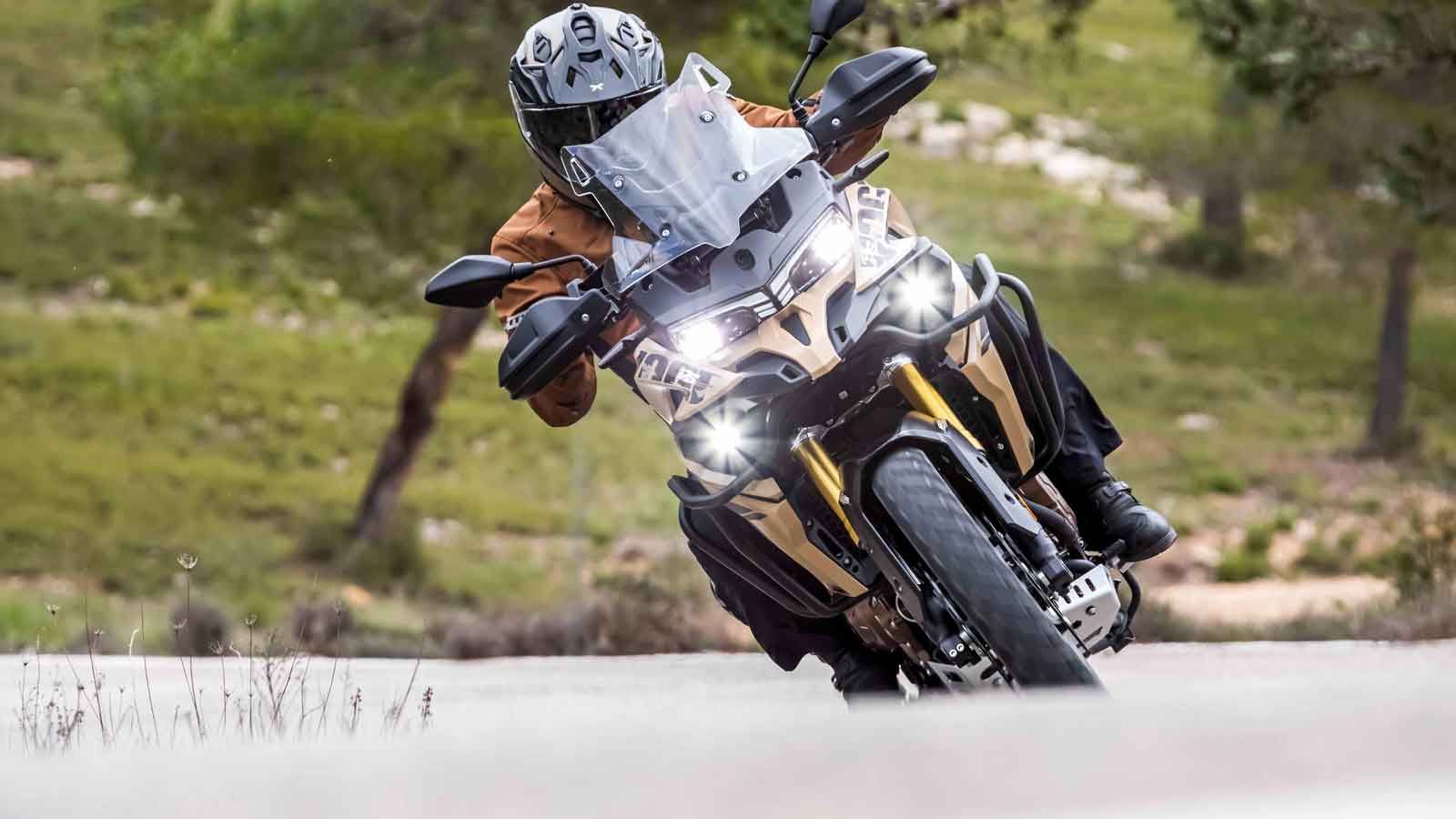 Διαθέτει δύο οδηγικά προγράμματα (Eco και Sport), traction control, καθώς και δικάναλο ABS της Bosch, όλα με δυνατότητα απενεργοποίησης. 