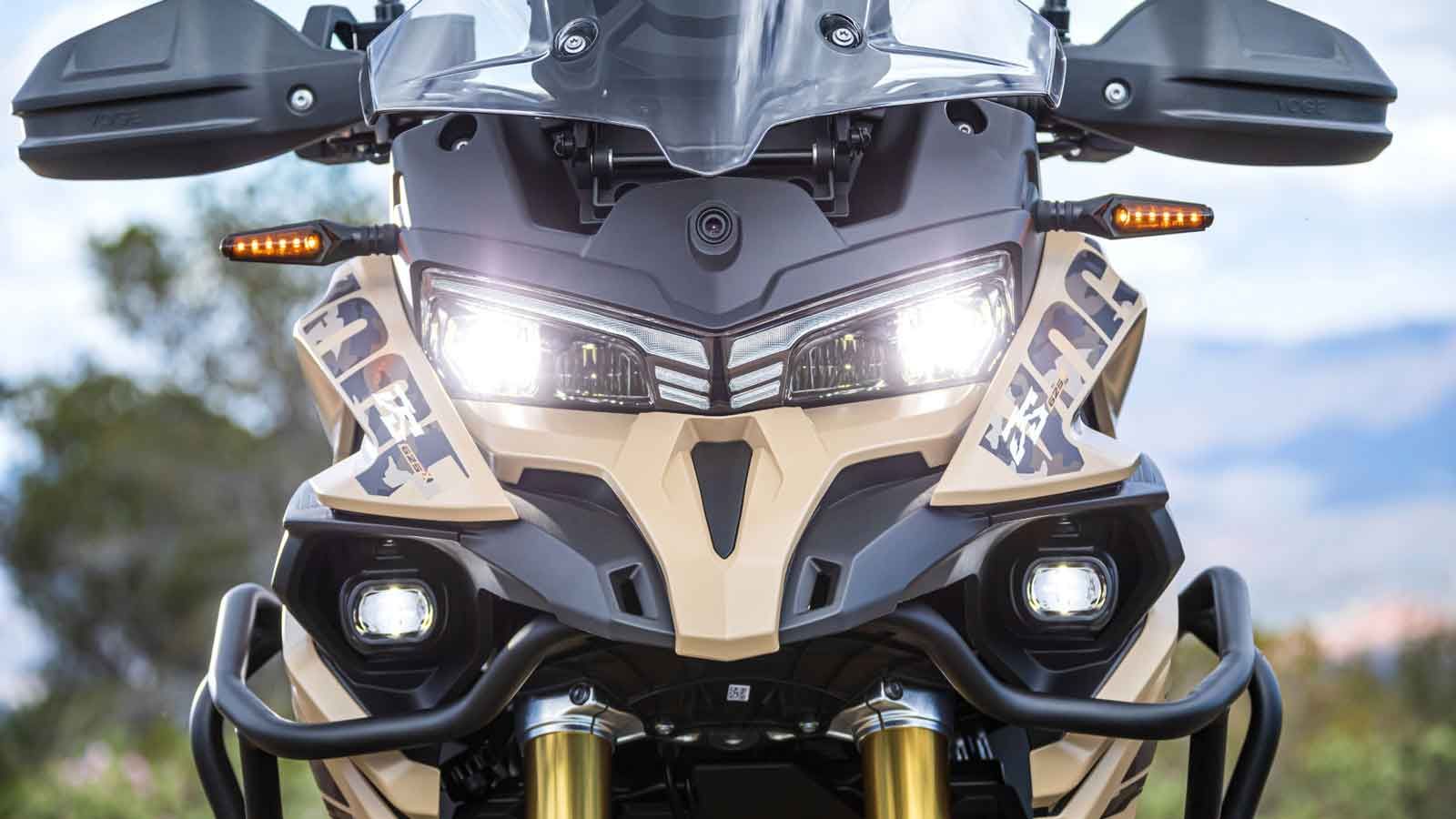 Στον στάνταρ εξοπλισμό περιλαμβάνονται επίσης: φωτισμός Full LED με DRL, φωτιζόμενοι διακόπτες, ρυθμιζόμενες μανέτες, πρίζες USB & ρεύματος, κεντρικό 