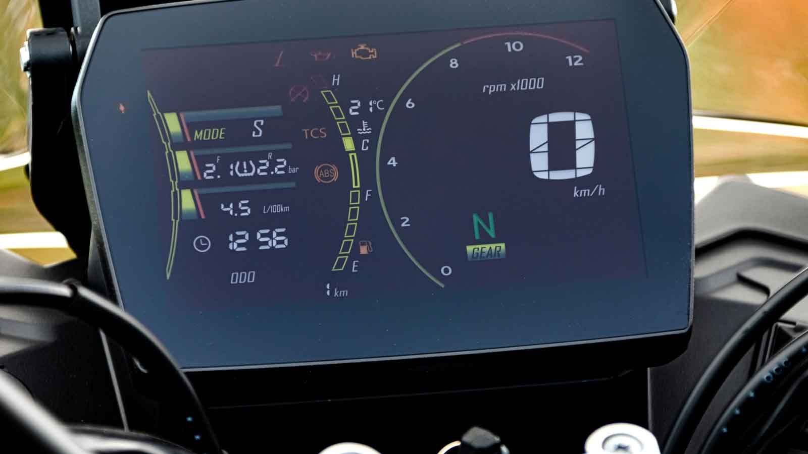 Η νέα ψηφιακή οθόνη IPS προσφέρει εξαιρετική ορατότητα και περιλαμβάνει συνδεσιμότητα Bluetooth και πλοήγηση στροφή προς στροφή.