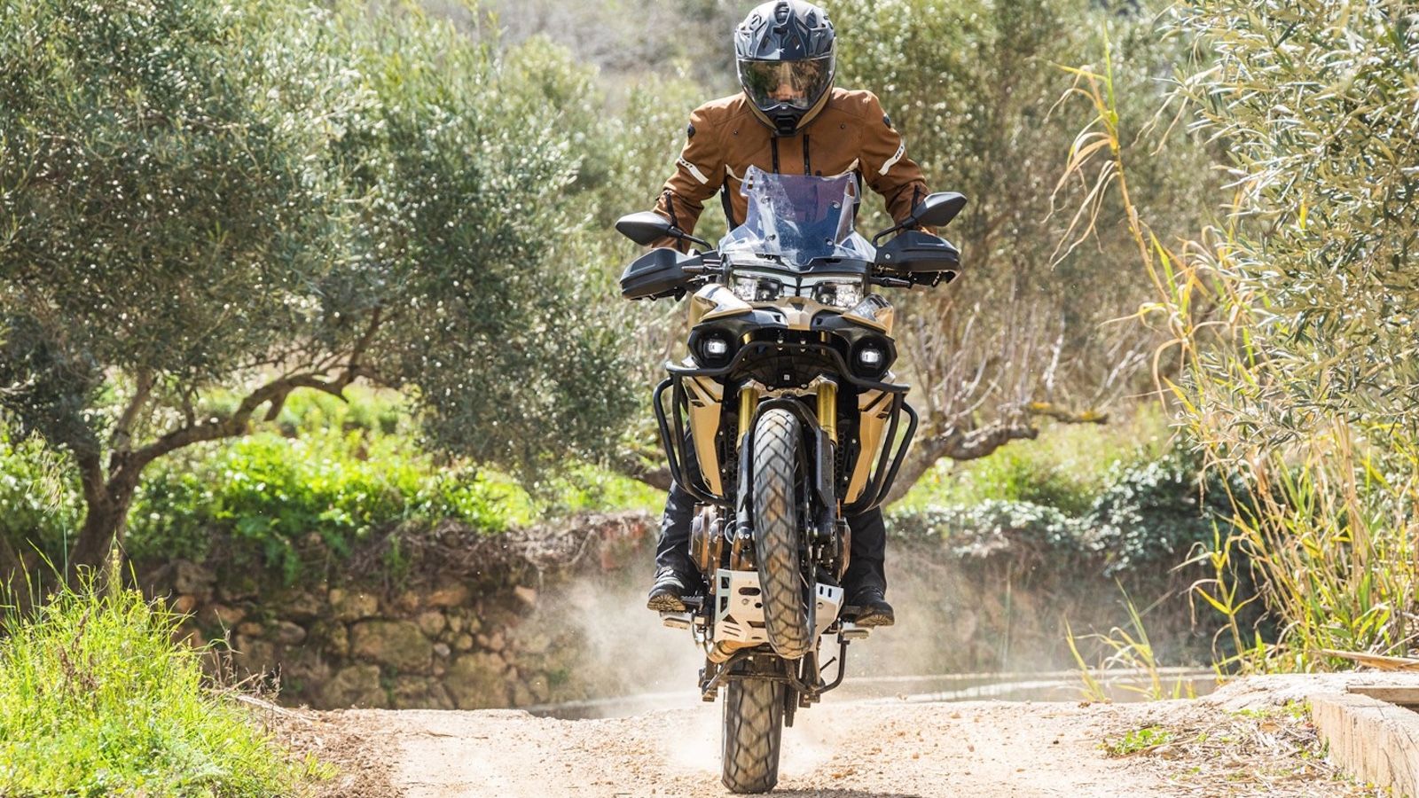 Voge DS625X - Είναι εξοπλισμένο με δικύλινδρο εν σειρά κινητήρα 581 κ.εκ, ισχύ 64 ίππους στις 9.000 σ.α.λ και ροπή 57Nm στις 6.500 σ.α.λ. 