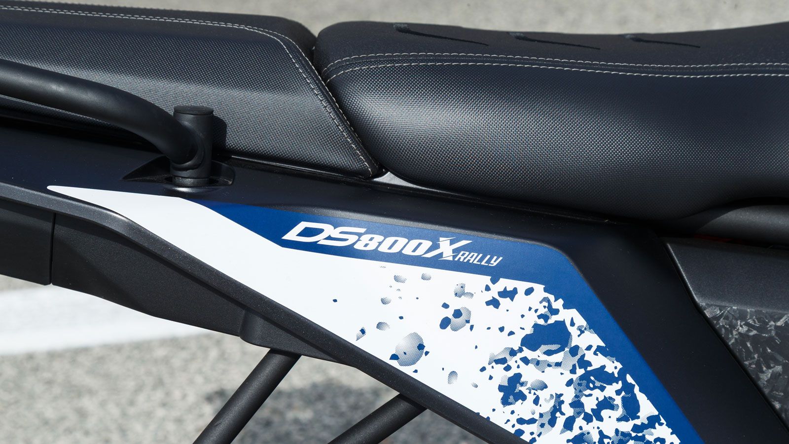 Η εργονομία έχει μελετηθεί με λεπτομέρεια: ο ανεμοθώρακας ρυθμίζεται, προσφέροντας αποτελεσματική προστασία από τον αέρα, ενώ τα θερμαινόμενα γκριπ κα