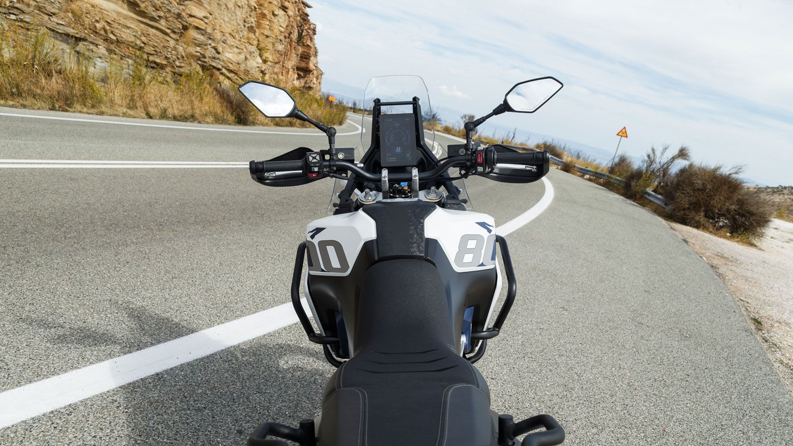 Η θέση οδήγησης είναι ουδέτερη και φυσική, με το πλατύ τιμόνι να προσφέρει εξαιρετικό έλεγχο του εμπρός συστήματος. 