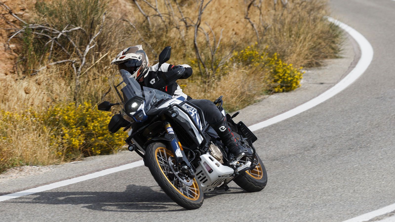 Οι μετρήσεις το επιβεβαιώνουν — 0-100 χλμ/ώρα σε 4,3 δευτερόλεπτα και 0-160 χλμ/ώρα σε 12,1, με ρεπρίζ60-120 χλμ/ώρα σε 5,4 δευτερόλεπτα.